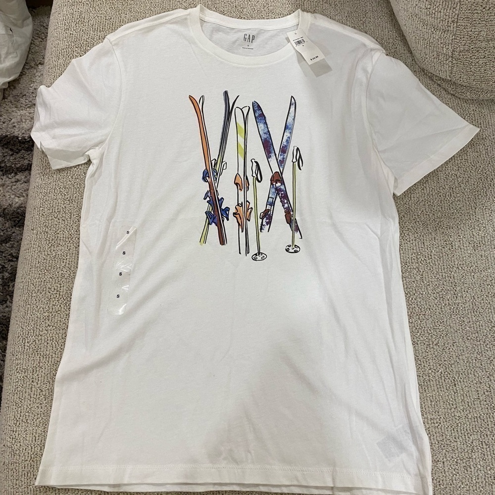 NWT GAP SKIS GRAPHIC TEESHIRT SIZE SMALL